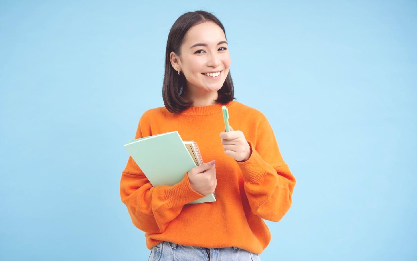 Étudiants internationaux travaillant ensemble sur un projet de marketing stratégique