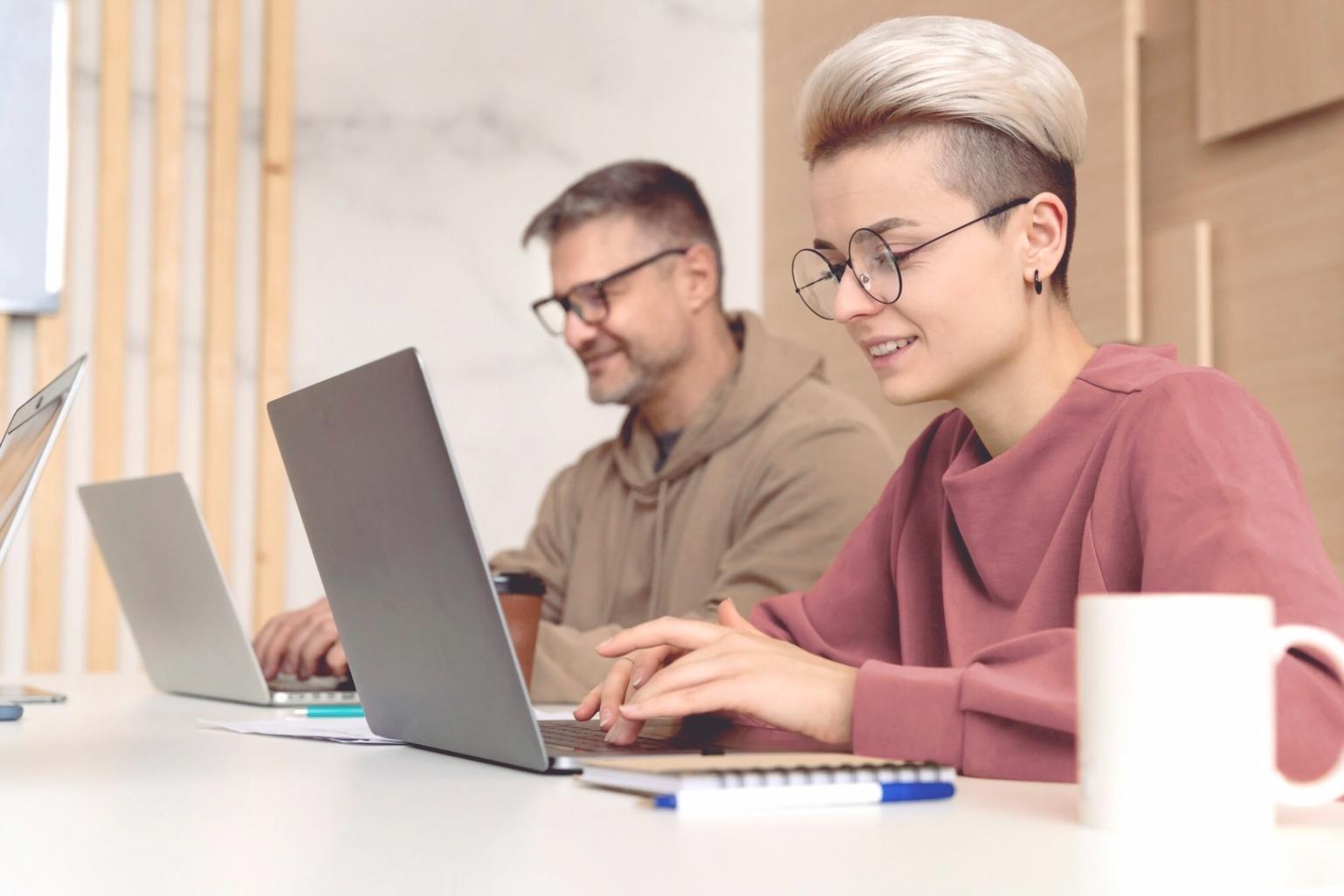 Environnement collaboratif moderne pour apprentissage marketing